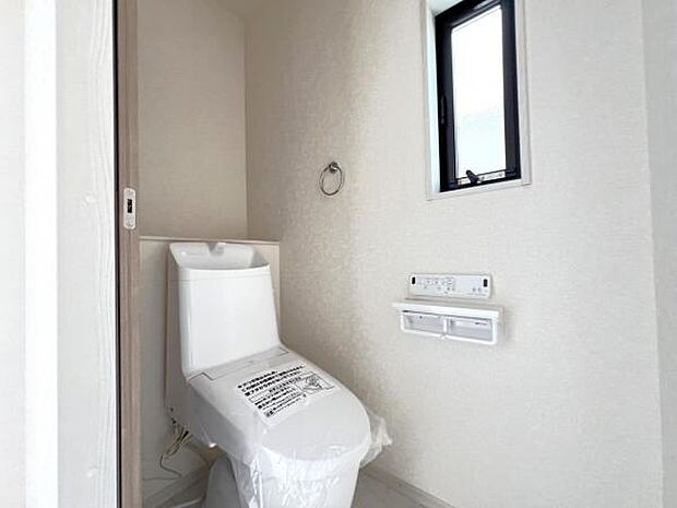 シャワー洗浄機能付のトイレは、清潔感が印象的な空間ですね。