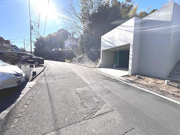 前面道路です。住宅地につき落ち着いた新生活を始められそうです。