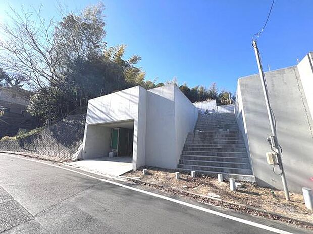 前面道路を含めた現地写真です。ぜひ周辺環境も併せてご覧ください。