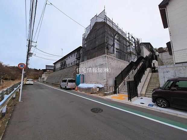 前面道路を含めた現地写真です。