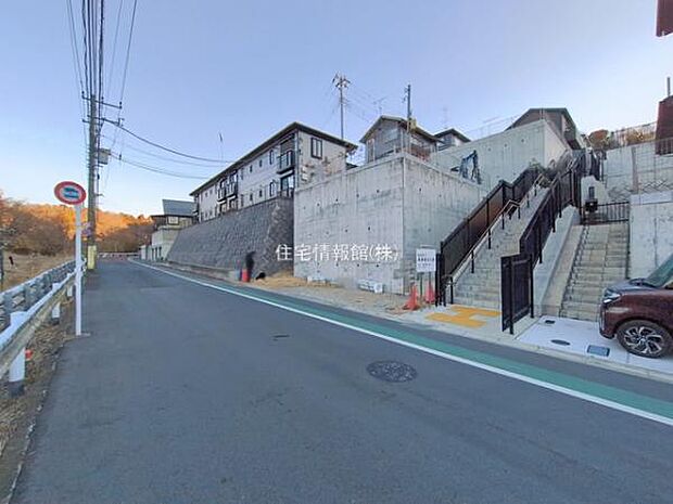 前面道路を含めた現地写真です。