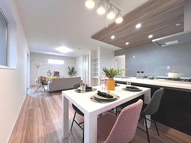 お食事中もキッチンと会話が楽しめるダイニングスペース。