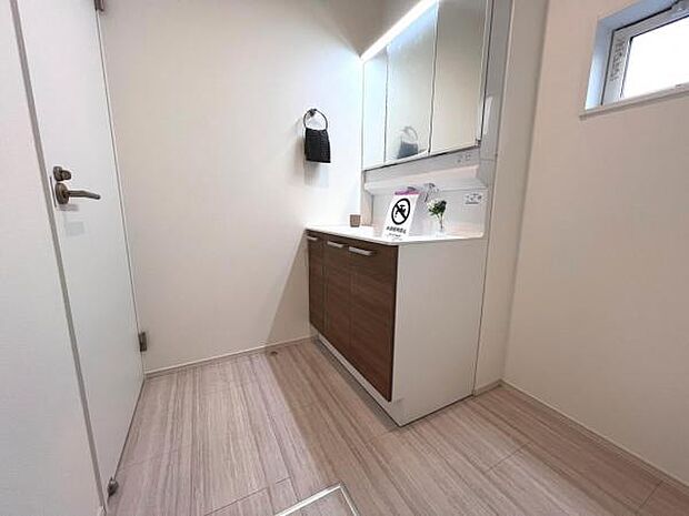 洗面化粧台です。朝の身支度から1日が始まります。