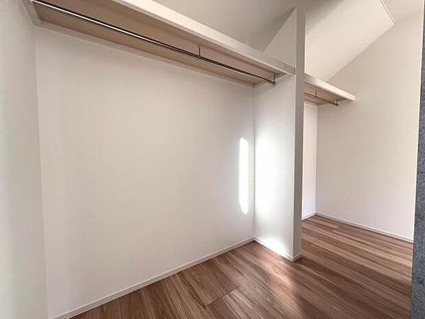 いつでもお部屋をスッキリお使い頂ける収納スペースを設置。