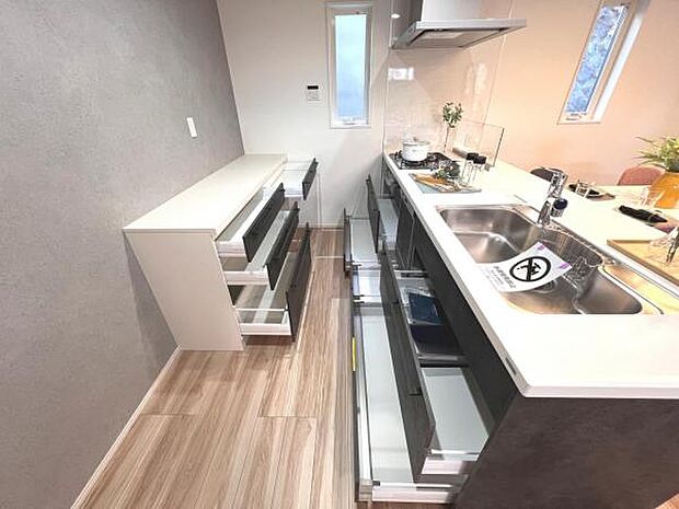 いつでもお部屋をスッキリお使い頂ける収納スペースを設置。