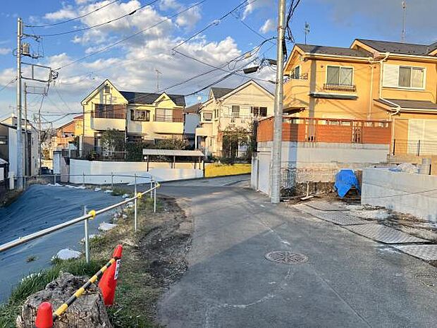 前面道路を含めた現地写真です。ぜひ周辺環境も併せてご覧ください。
