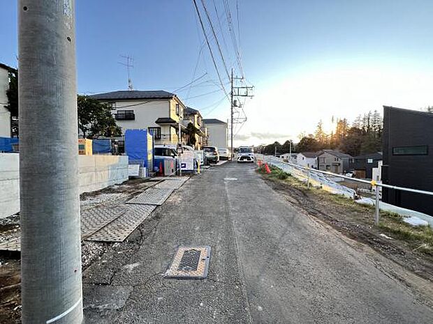 前面道路です。住宅地につき落ち着いた新生活を始められそうです。