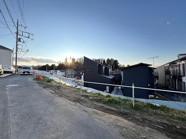 前面道路を含めた現地写真です。