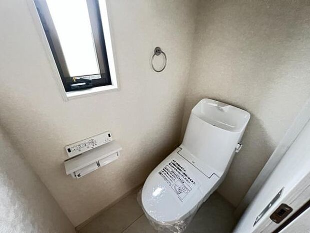 シャワー洗浄機能付のトイレは、清潔感が印象的な空間ですね。