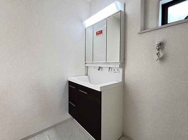 洗面化粧台です。朝の身支度から1日が始まります。