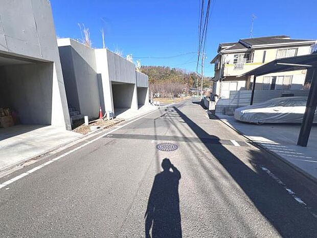 前面道路を含めた現地写真です。ぜひ周辺環境も併せてご覧ください。