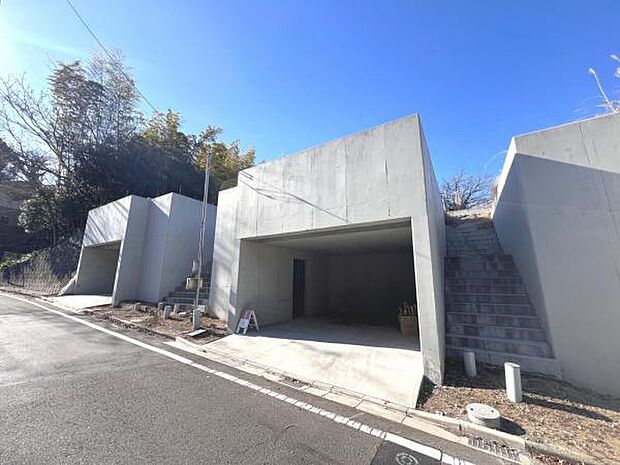 前面道路です。住宅地につき落ち着いた新生活を始められそうです。