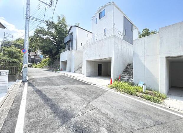 前面道路を含めた現地写真です。