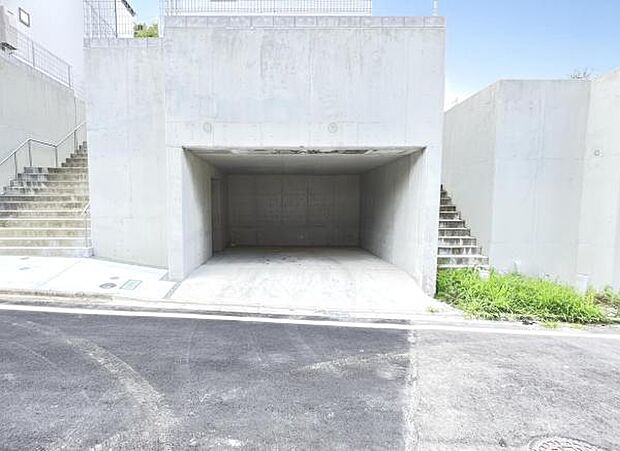 雨風から大切な愛車を守るビルトインガレージです。