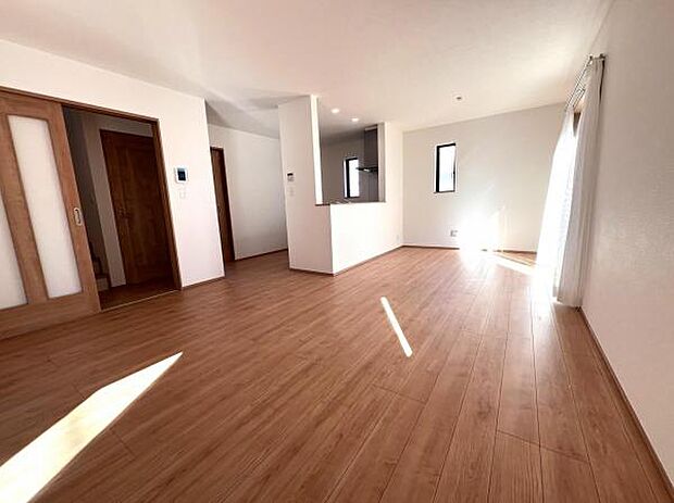 お食事中もキッチンと会話が楽しめるダイニングスペース。