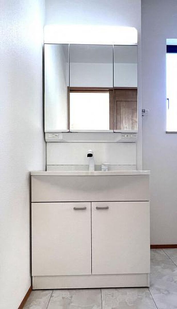 洗面化粧台です。朝の身支度から1日が始まります。