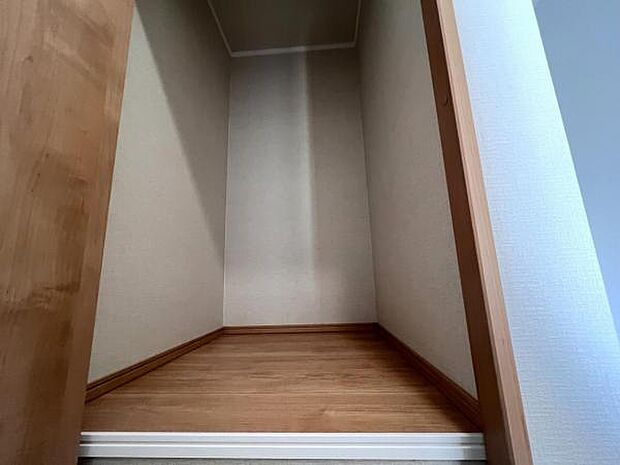 いつでもお部屋をスッキリお使い頂ける収納スペースを設置。