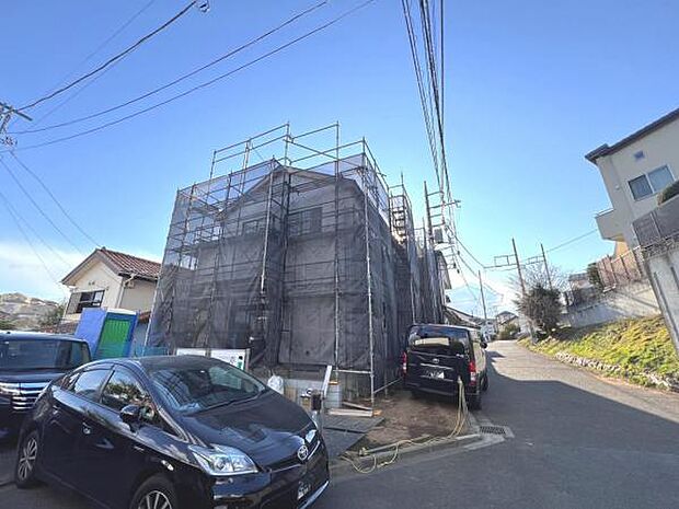 前面道路を含めた現地写真です。ぜひ周辺環境も併せてご覧ください。