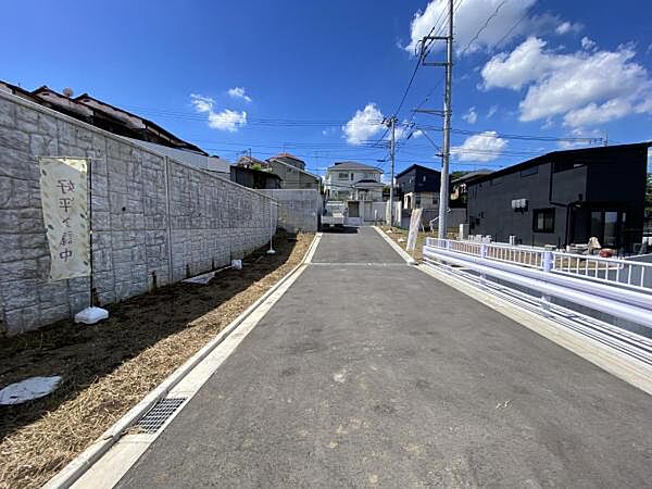 前面道路を含めた現地写真です。
