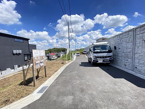 前面道路を含めた現地写真です。