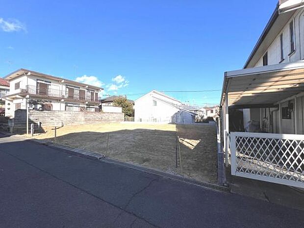 前面道路です。住宅地につき落ち着いた新生活を始められそうです。
