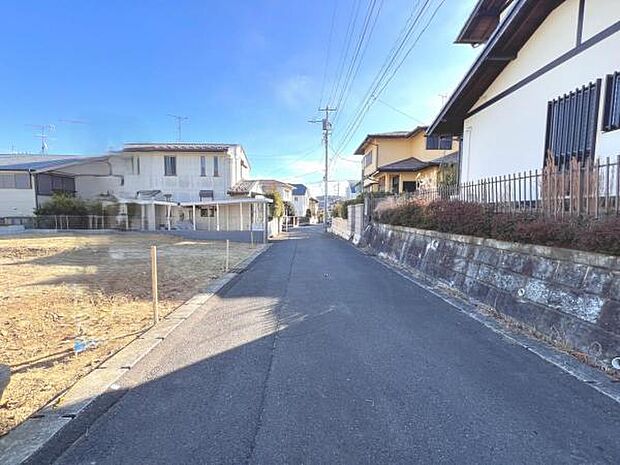 前面道路を含めた現地写真です。ぜひ周辺環境も併せてご覧ください。