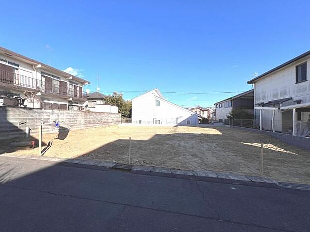 前面道路を含めた現地写真です。ぜひ周辺環境も併せてご覧ください。