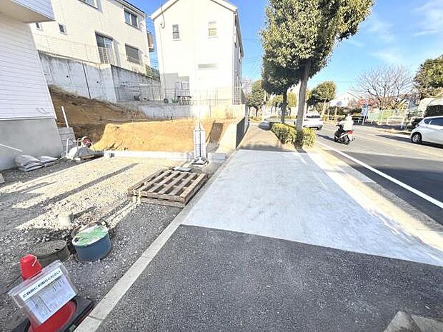 前面道路を含めた現地写真です。ぜひ周辺環境も併せてご覧ください。
