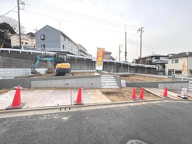 前面道路を含めた現地写真です。ぜひ周辺環境も併せてご覧ください。