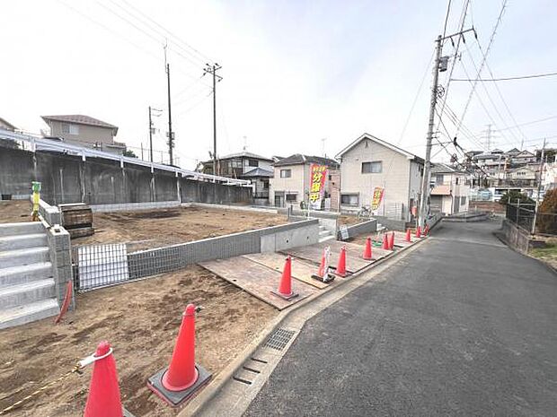 前面道路です。住宅地につき落ち着いた新生活を始められそうです。