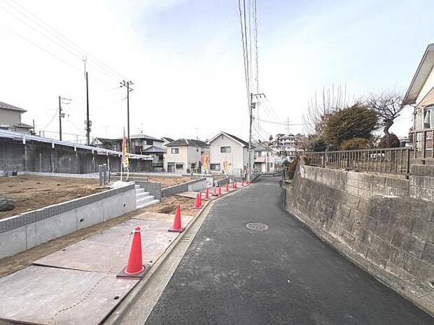 前面道路を含めた現地写真です。ぜひ周辺環境も併せてご覧ください。