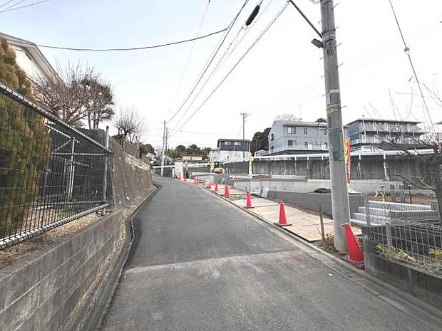 前面道路です。住宅地につき落ち着いた新生活を始められそうです。