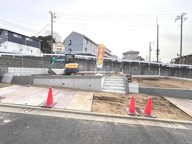 前面道路を含めた現地写真です。ぜひ周辺環境も併せてご覧ください。