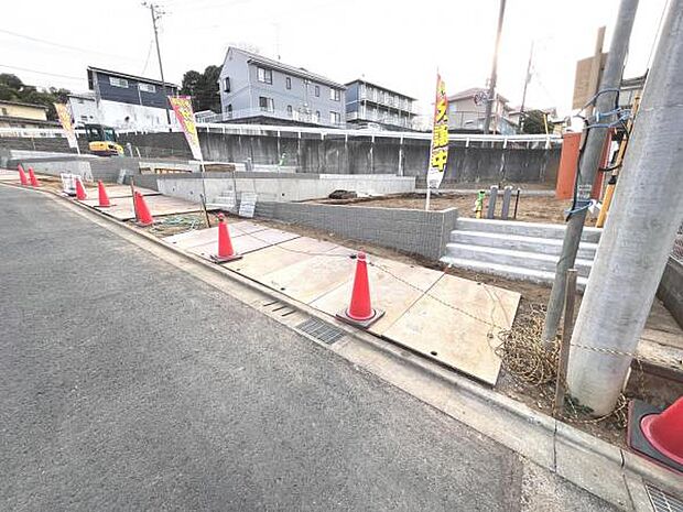 前面道路を含めた現地写真です。ぜひ周辺環境も併せてご覧ください。