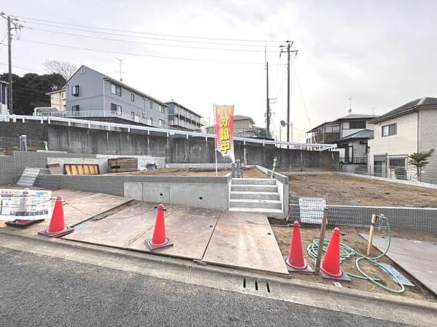 前面道路を含めた現地写真です。ぜひ周辺環境も併せてご覧ください。