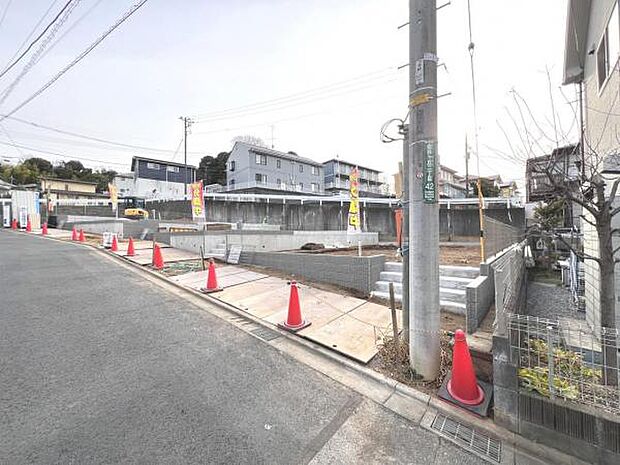 前面道路です。住宅地につき落ち着いた新生活を始められそうです。