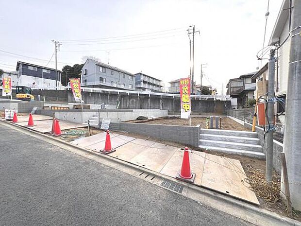 前面道路を含めた現地写真です。ぜひ周辺環境も併せてご覧ください。