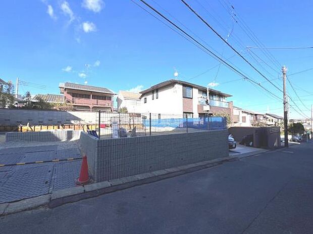 前面道路を含めた現地写真です。ぜひ周辺環境も併せてご覧ください。