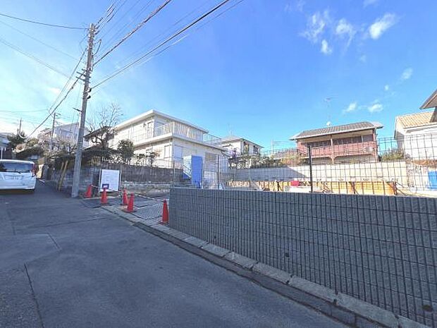 前面道路です。住宅地につき落ち着いた新生活を始められそうです。