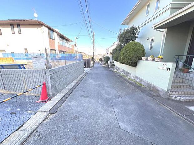 前面道路です。住宅地につき落ち着いた新生活を始められそうです。