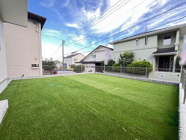 広いお庭スペースは、ガーデニングやお子様との外遊びなど多彩な用途でお楽しみいただけます。