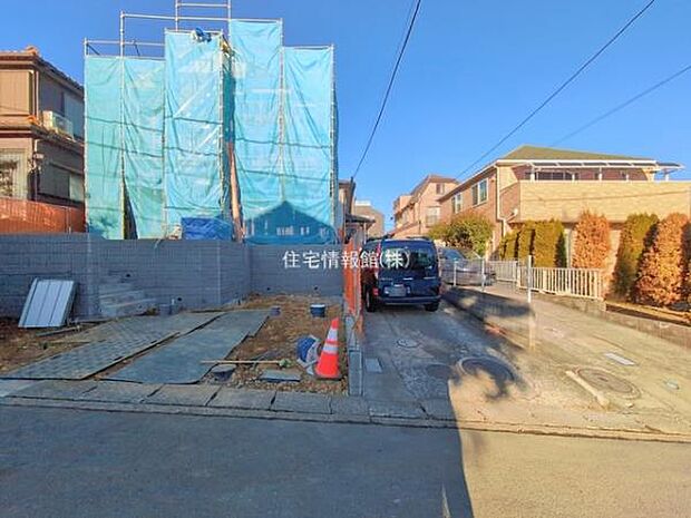 前面道路を含めた現地写真です。