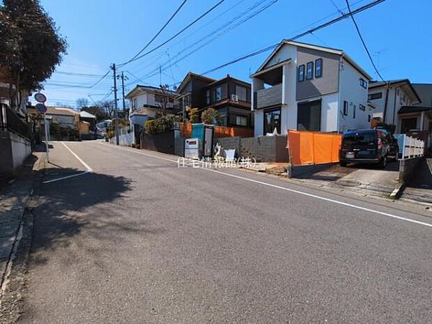 前面道路を含めた現地写真です。