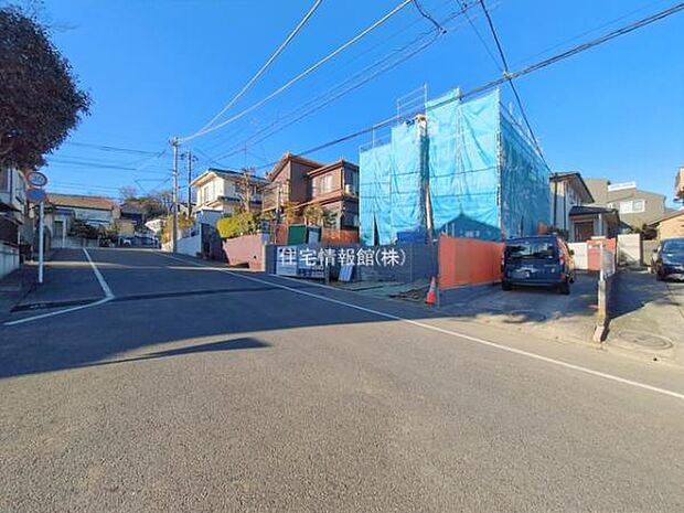 前面道路を含めた現地写真です。