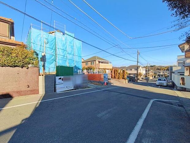 前面道路を含めた現地写真です。