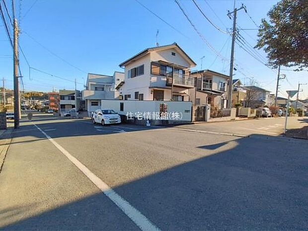 前面道路を含めた現地写真です。