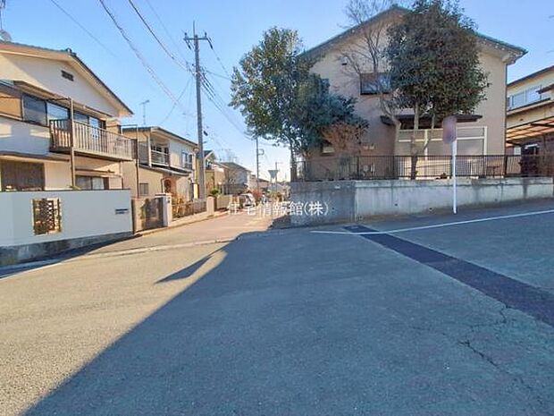 前面道路を含めた現地写真です。