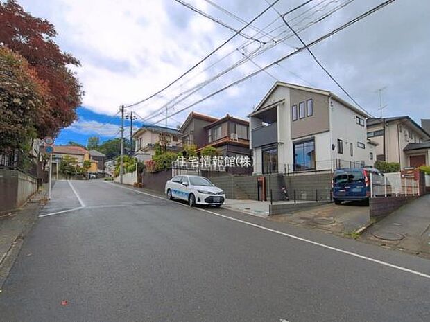前面道路を含めた現地写真です。