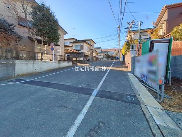 前面道路を含めた現地写真です。