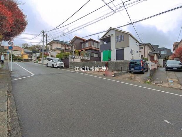 前面道路を含めた現地写真です。